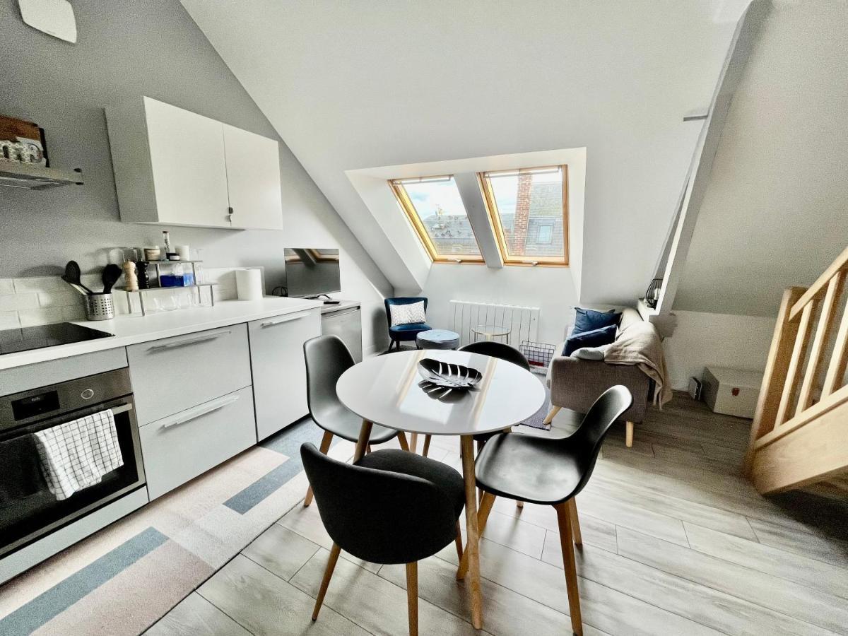 Escapade Marine Apartment Довил Екстериор снимка